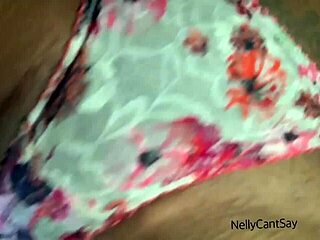 Svart ebony-tonåring 18+ gnider ansikte med våt saftig fitta i thong