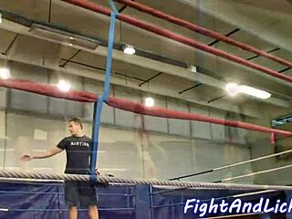 Avrupa lezbiyenleri sertçe güreşip straponla sikiyor