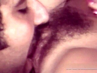 Oye, ¿quieres ver a esta poli rubia tomar una polla negra enorme en el mecánico?