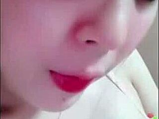 이봐, 비고 라이브에서 아시아 여자가 젖꼭지 깜빡이는 거 봐, 대담하고 핫해!