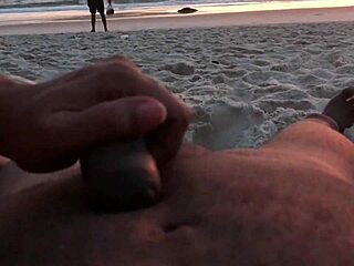 Vil du se hvordan denne fede brunette kone blev fanget i at exhibere på stranden?