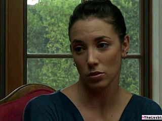 مفلسة ليزبيان تفرك كسها بكس صديقتها ثم تلحسها، نار!