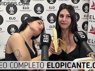 Dos chicas tienen un postre erótico perfecto de plátanos y se aseguran de lamer los platos limpios