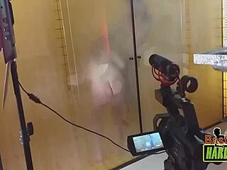 Rafaella Denardin exhibe ses gros nichons brésiliens à travers vitre douche frostée avec Ed J