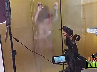 Rafaella Denardin exhibe ses gros nichons brésiliens à travers vitre douche frostée avec Ed J