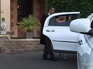 アウトドアで硬いチンポシェアするブロンド美女たち、最高に幸せ