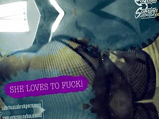 Sabrina Sabrok cu țâțe uriașe blondă face muie adâncă în plasă pentru sex anal