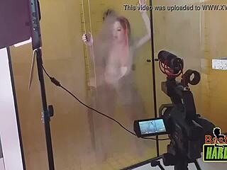 Rafaella Denardin exhibe ses gros nichons brésiliens à travers vitre douche frostée avec Ed J