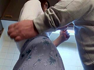 일본 미녀 키쿠카와 미츠바, 아버지와 비밀 관계 들킴