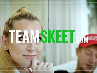 Shoplyfter - Stortuttade collegeflickor förför säkerhetsvakt för att slippa stöldanklagelser