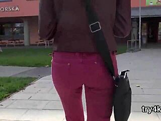 Tengok cutie erotis ni bagi blowjob dalam POV kemudian farajnya dibuka dan ditembusi