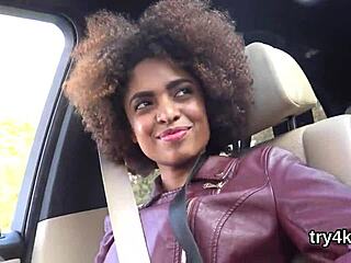 Tengok cutie erotis ni bagi blowjob dalam POV kemudian farajnya dibuka dan ditembusi