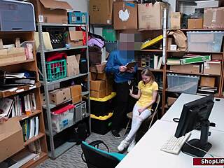 小さな万引き犯が捕まって警備員に犯される