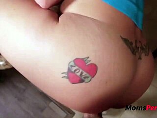 Η πούτσα της πατριάς είναι τόσο βολική για γάμα 😈