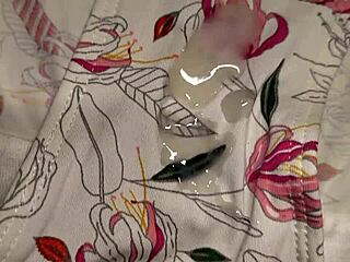 Me vine sobre los calzones blancos de flores de mi mejor amiga, fetish girlfriend panties masturbation with cumshot