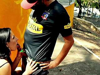 Morena gata, you chupando rola de desconhecido em público?