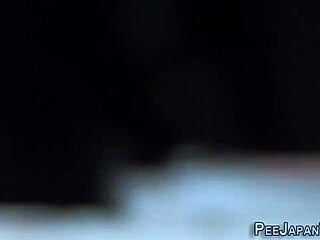 日本婊子在户外公共恋物场景中尿尿，有偷窥者观看