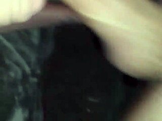 ميلف تقدم مص زب رطب وترذاذ على زب أسود شاب كبير