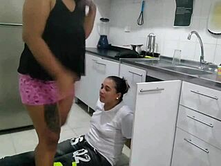 contrato a un plomero para que me revise la cañería y termina revisando mi culo grande