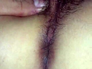 Casal vietnamita compartilha momentos quentes caseiros juntos.