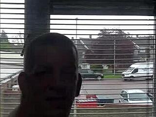 Verlegen neukdate op openbare buitenplek