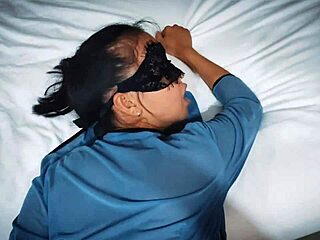 Azgın Çinli genç dar amından sert yarrak darbesi alıyor