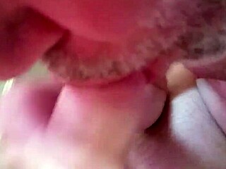 Camiel provoca a un chico joven de 21 con un giro inesperado en este video