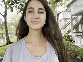 Иду по улице с свежей спермой, капающей на лицо