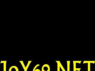 Solo schoonheid vingers haar strakke poesje diep en kreunt om meer in hete sessie