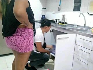 contrato a un plomero para que me revise la cañería y termina revisando mi culo grande