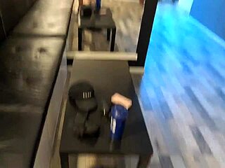 Maya Johansson suger av främling på gymmet och sväljer hans last