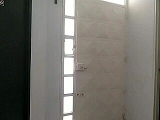 contrato a un plomero para que me revise la cañería y termina revisando mi culo grande