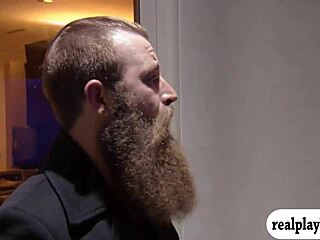 Swingers cachondos intercambian parejas para una orgía salvaje