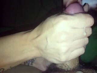 mi esposa me pilla con porno y me hace acabar... 😜