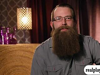 Swingers cachondos intercambian parejas para una orgía salvaje