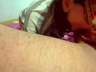 Милфа дразнит незнакомца, чтобы он быстро кончил в ее трусики, перед тем как натянуть их