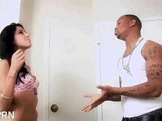 美しい白人ブロンドがBBCで髪とマンコをファックしてほしい