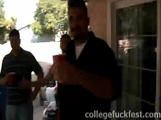 ¡Chicos de universidad arman fiesta en casa con shows de sexo salvaje!