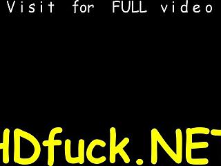 Süße junge Frau spreizt Beine und giert nach feuchtem Muschi-Lecken