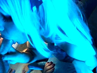 Petite Gura Rir Hardt og Utforsker Anal Lek! 😜