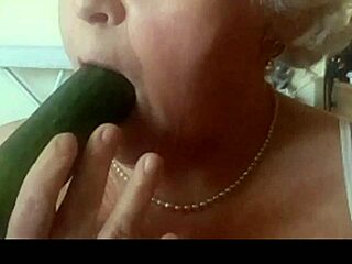 Lady Dalia Pleasures Herself Before Hubby's Salad!