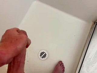 Душ с огромным членом, я так сильно кончаю