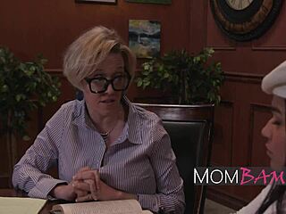 Горещо, лесбийска учителка обучава хорна тин в дива наслада!