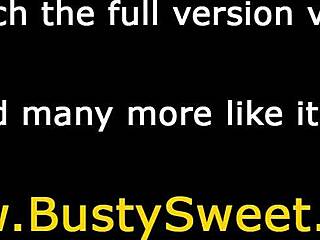 Emotional: Busige europäische Babe spürt intensive Freude beim Solo-Spiel