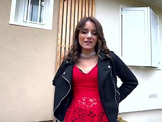 ariana, 22, handles two huge guys in first trio! 😍