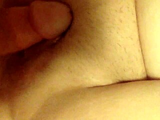 Pillu squirttaa ja ammottaa uskomattomasti intensiivisessä toiminnassa