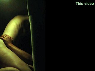 Sam Davis, pelirroja zorrita 18+, muestra tetitas pequeñas y se lleva corrida