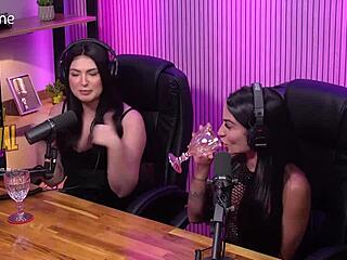 Ela slikkede venindens lille fisse i studiet under vild dominans fest.