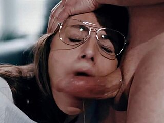 По дяволите, гледам тази курва да я чукат черен инструктор по йога... лудост!