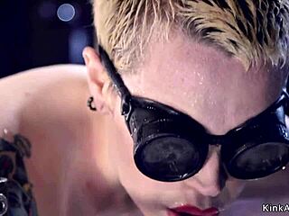 Blondýna s krátkými vlasy svázaná pevně v tvrdém bondage zařízení